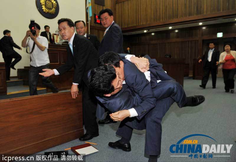 盤點外國議會上議員“肉搏戰”摔跤鎖喉扔雞蛋