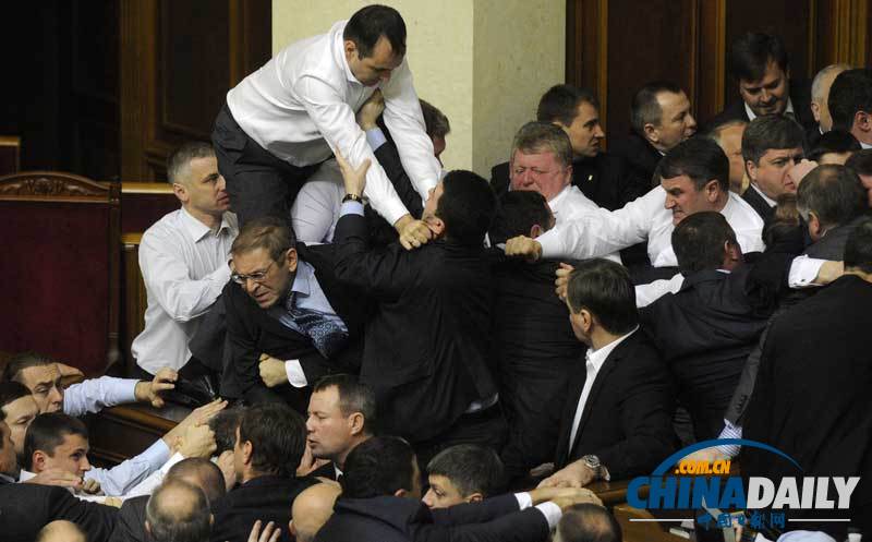 盤點外國議會上議員“肉搏戰”摔跤鎖喉扔雞蛋