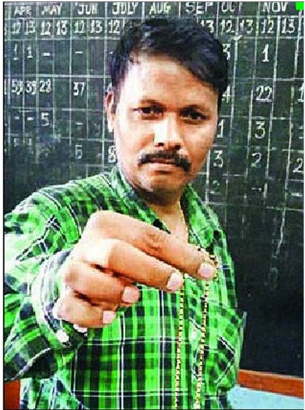 印度警察逼竊賊吃96根香蕉 排出11克重金項鏈