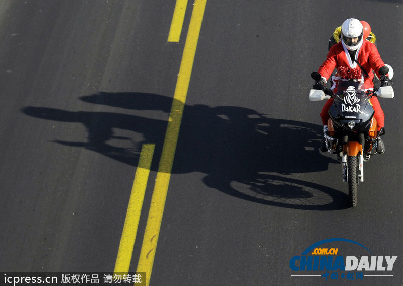 百名圣誕老人機車大游行 為兒童送禮物異常拉風