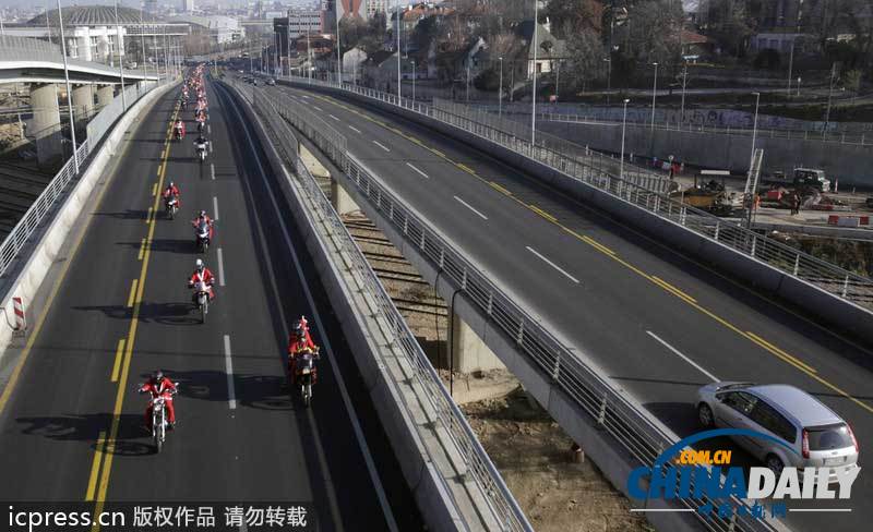 百名圣誕老人機車大游行 為兒童送禮物異常拉風(fēng)