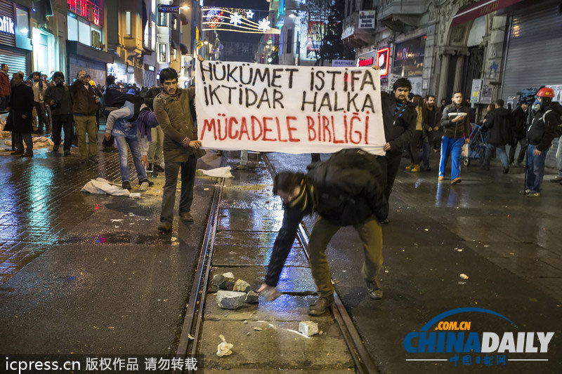 伊斯坦布爾示威轉為激烈沖突 街道一片狼藉