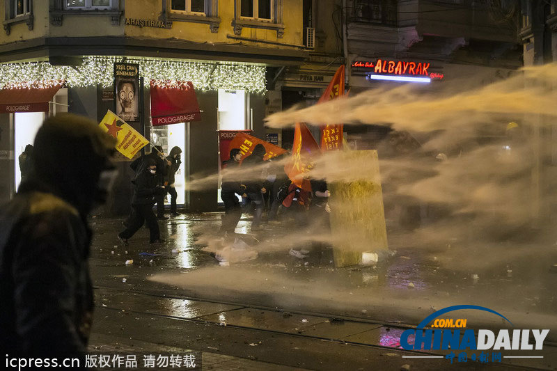 伊斯坦布爾示威轉為激烈沖突 街道一片狼藉