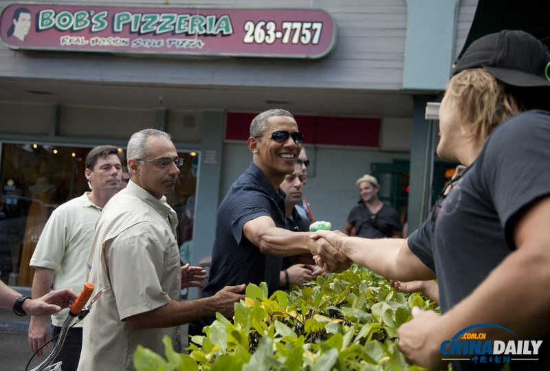 奧巴馬夏威夷度假買刨冰 和民眾偶遇遭圍觀拍照