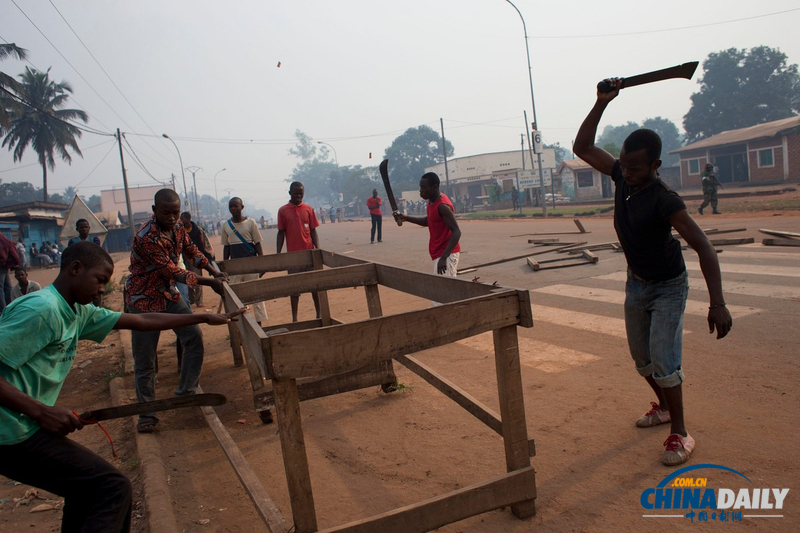 中非宗教沖突不斷 女民兵肩扛大砍刀有人被活活打死