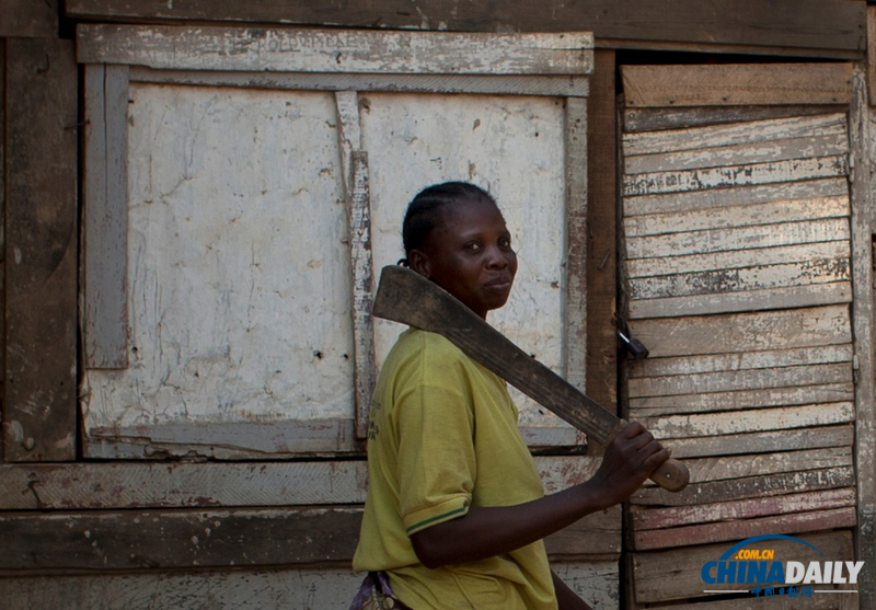 中非宗教沖突不斷 女民兵肩扛大砍刀有人被活活打死