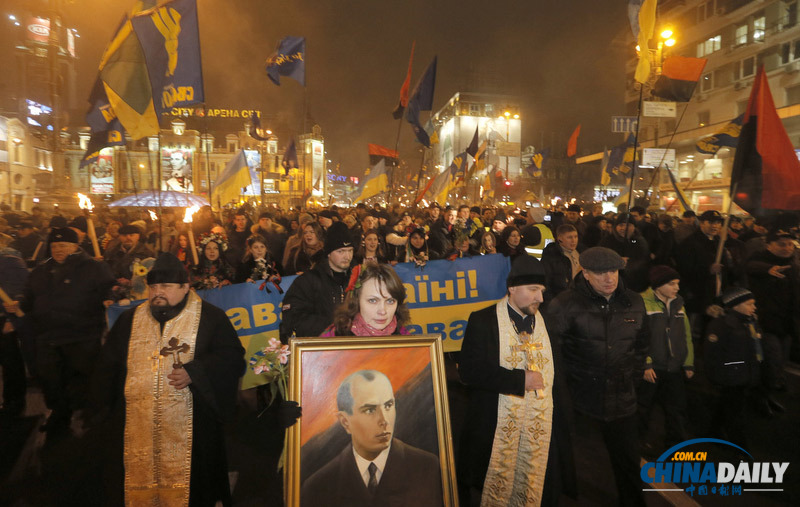 烏克蘭民眾手持火炬紀念獨立領袖誕辰 場面壯觀