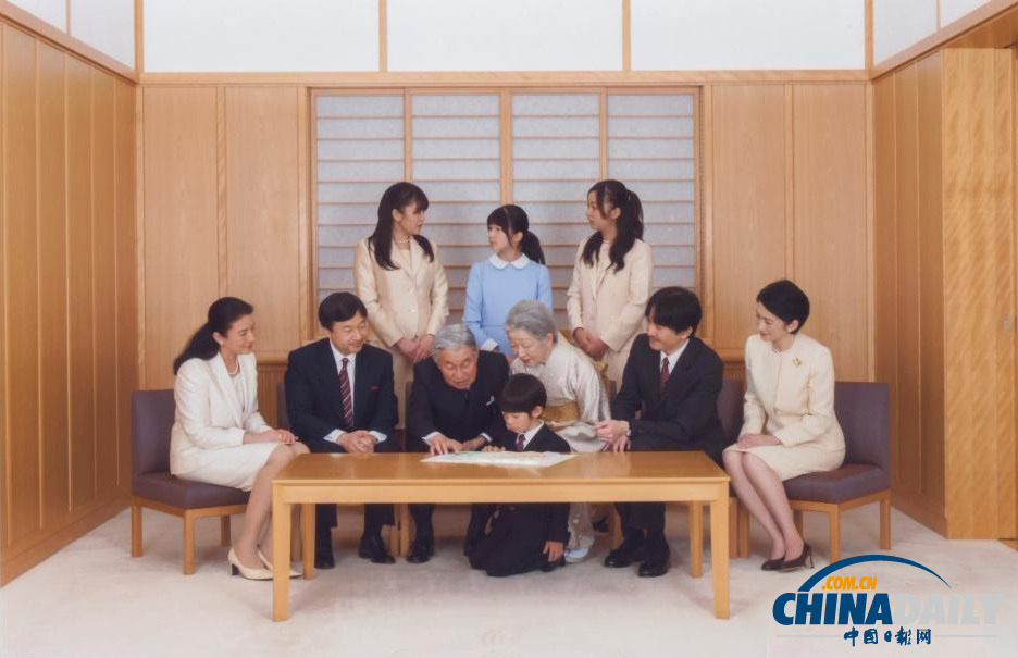 日本皇室公布新年全家福合影 小皇子集萬千寵愛