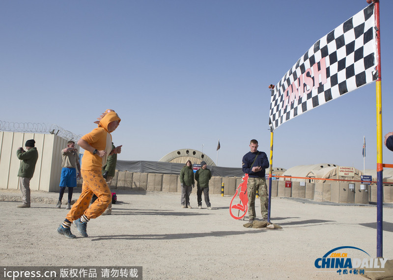 超人、天線寶寶齊上陣：駐阿英軍奇裝賽跑迎新年