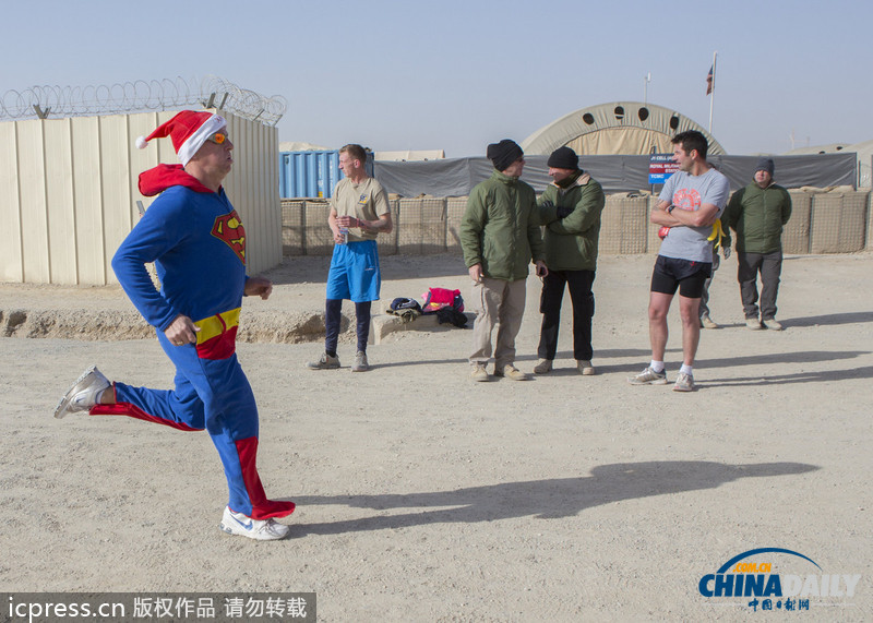 超人、天線寶寶齊上陣：駐阿英軍奇裝賽跑迎新年