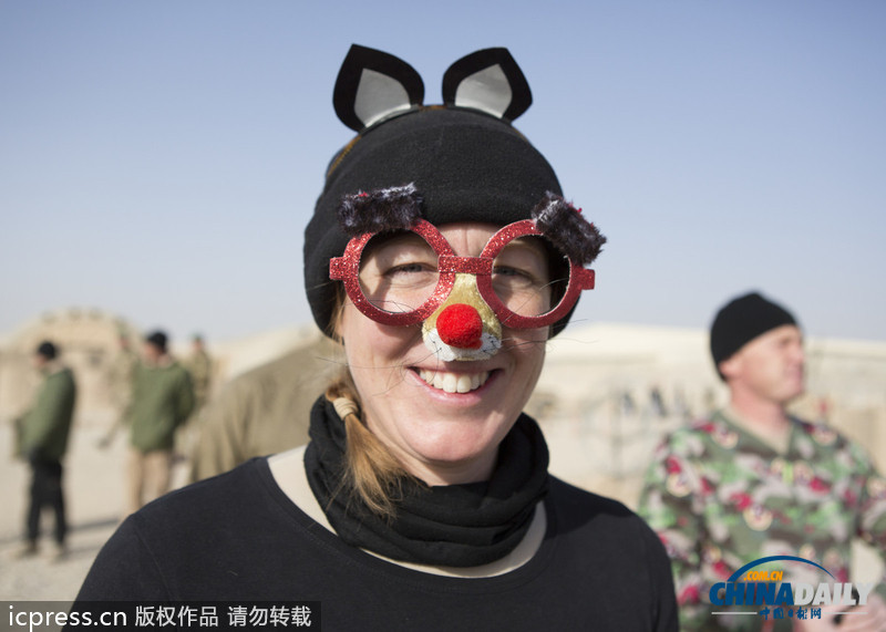 超人、天線寶寶齊上陣：駐阿英軍奇裝賽跑迎新年