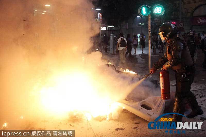 智利抗議者焚燒路障 紀念土著居民遭警察射殺六周年