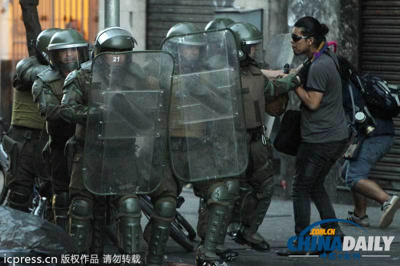 智利抗議者焚燒路障 紀念土著居民遭警察射殺六周年