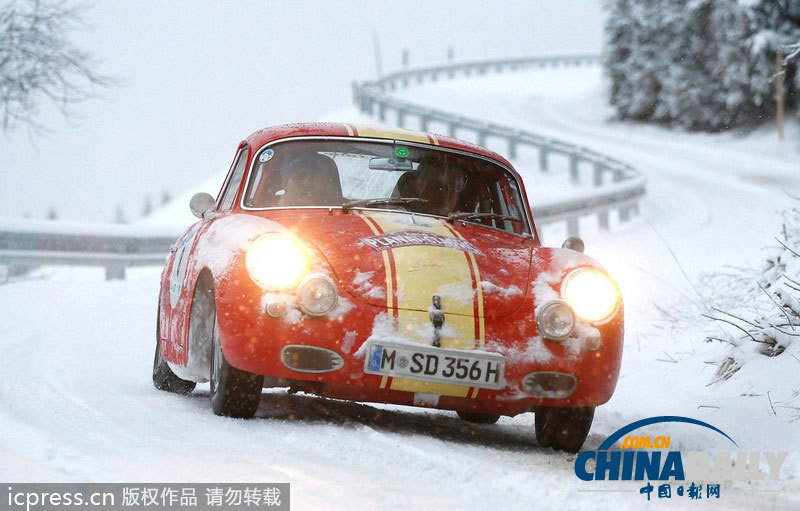 2014普拉耐經(jīng)典賽開幕 百歲老爺車暴雪中前行