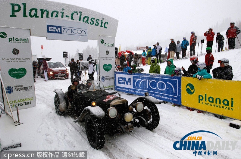 2014普拉耐經(jīng)典賽開幕 百歲老爺車暴雪中前行