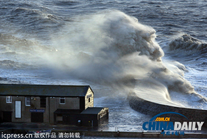 英國岸邊巨浪成群馬奔騰姿態 宛如《指環王》魔法再現
