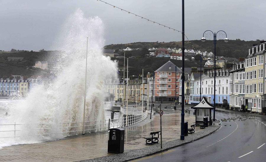 英國岸邊巨浪成群馬奔騰姿態 宛如《指環王》魔法再現