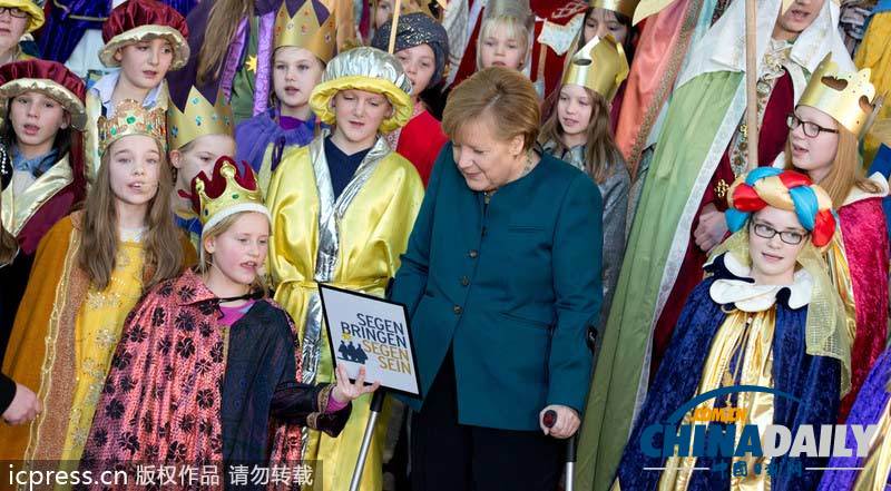 默克爾滑雪受傷首現身 拄雙拐接待唱詩班