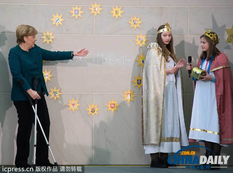 默克爾滑雪受傷首現(xiàn)身 拄雙拐接待唱詩(shī)班