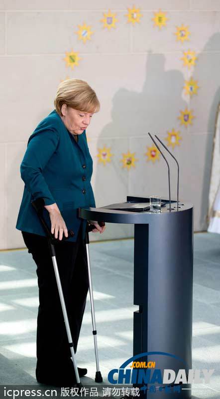 默克爾滑雪受傷首現身 拄雙拐接待唱詩班