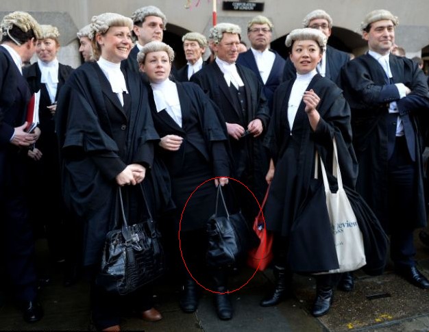 英國女律師拎萬元名牌包參加罷工遭質疑