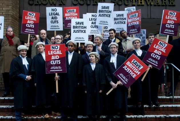 英國女律師拎萬元名牌包參加罷工遭質疑