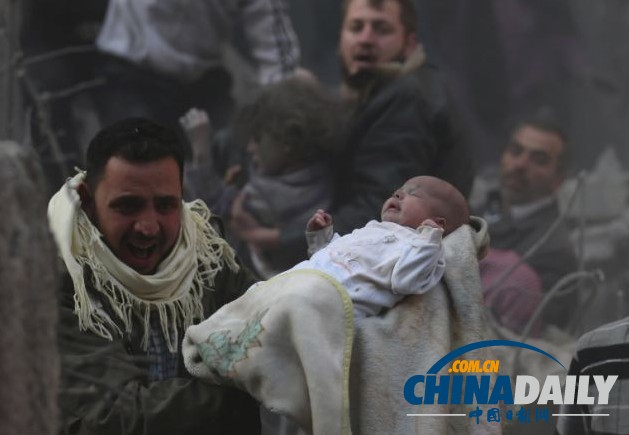 敘移交化武第一日遭空襲 人鏈拯救兒童溫情感人