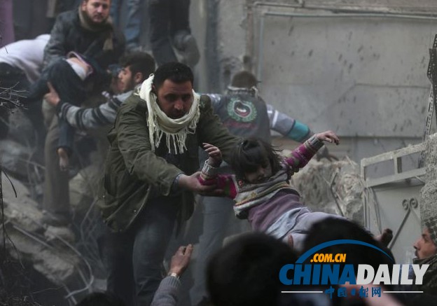 敘移交化武第一日遭空襲 人鏈拯救兒童溫情感人