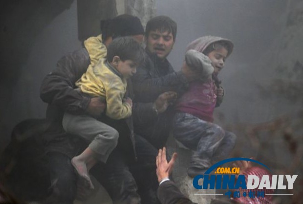 敘移交化武第一日遭空襲 人鏈拯救兒童溫情感人