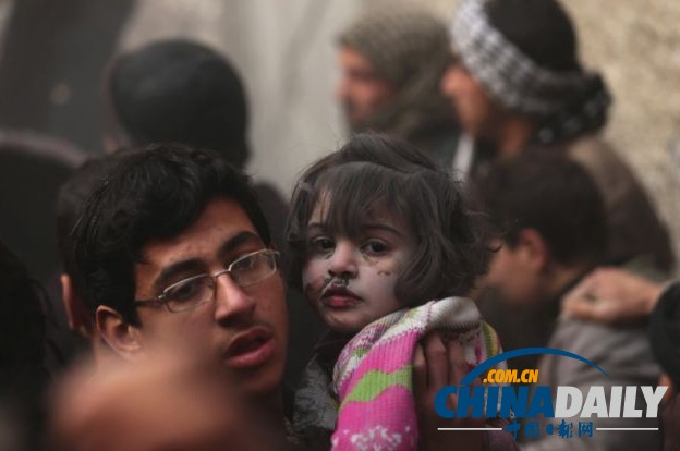 敘移交化武第一日遭空襲 人鏈拯救兒童溫情感人