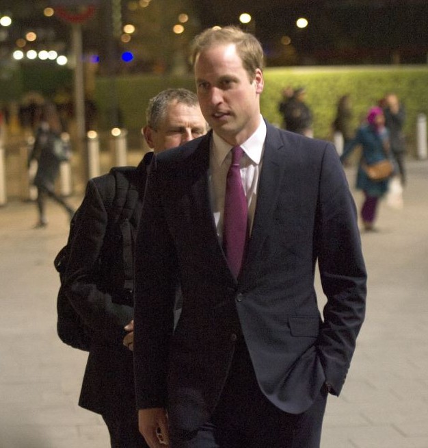 圖:威廉王子西裝筆挺入讀劍橋 乘火車抵達學校