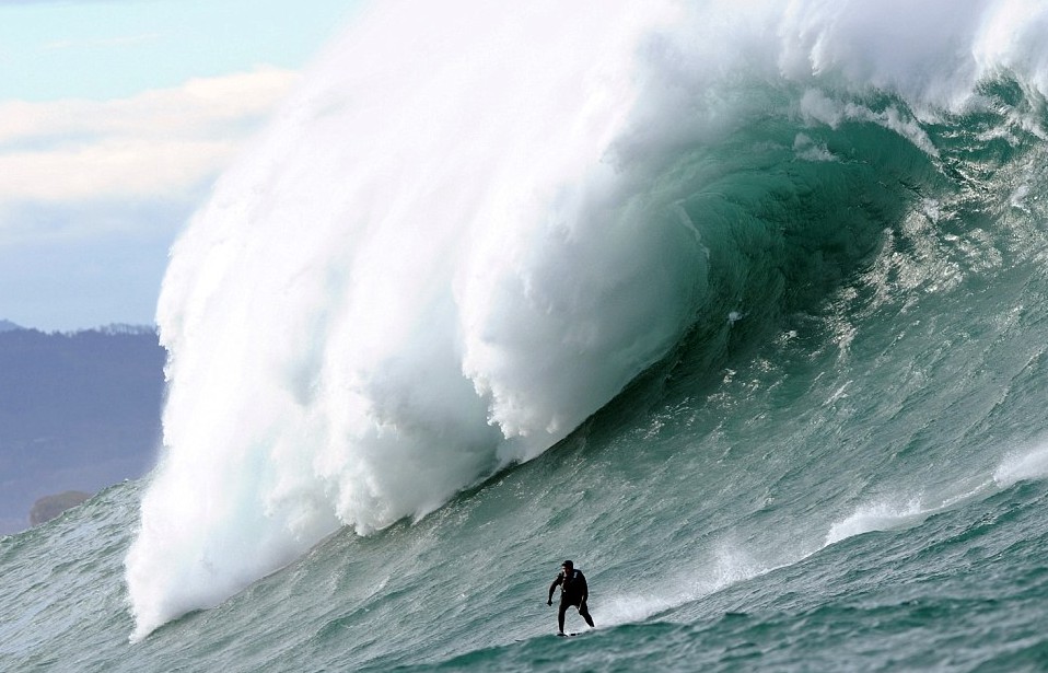 與20米高巨浪嬉戲!神勇弄潮兒沖浪場面超震撼