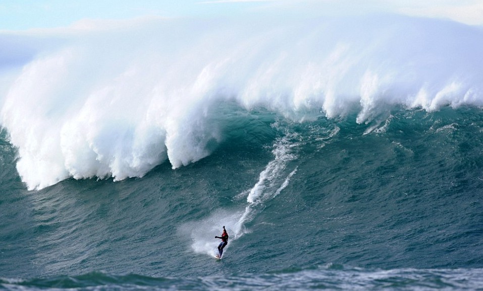 與20米高巨浪嬉戲！神勇弄潮兒沖浪場面超震撼