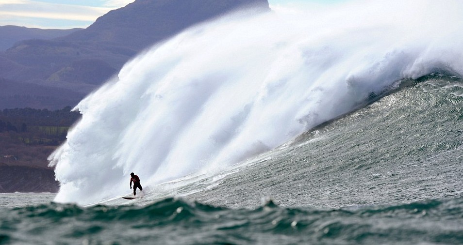 與20米高巨浪嬉戲！神勇弄潮兒沖浪場(chǎng)面超震撼