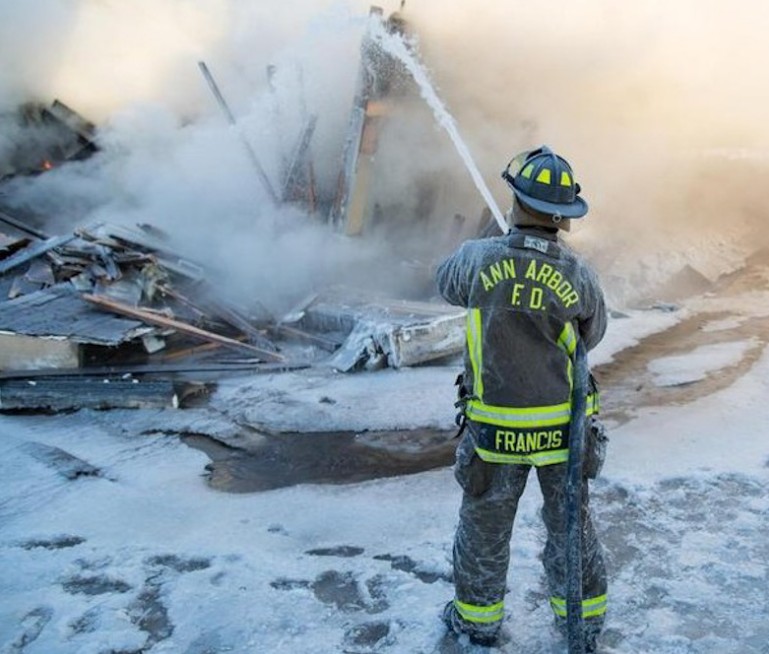 美消防員遭遇冰火兩重天 一邊滅火一邊結冰