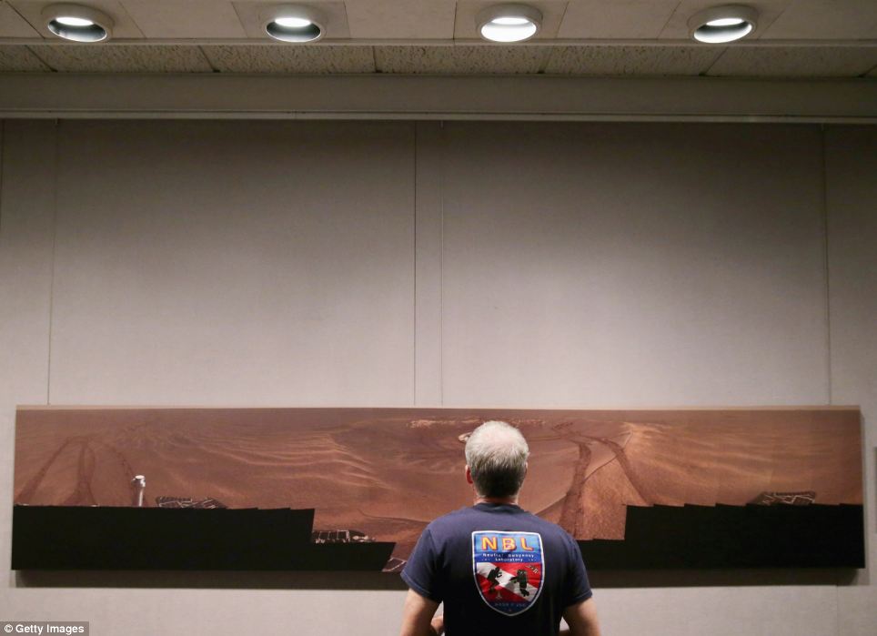 火星表面珍貴特寫照展出 藍莓狀顆粒物清晰可見