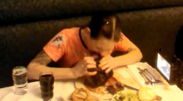 不足3分鐘狂吞4斤牛排！美國女大胃王刷新世界紀錄