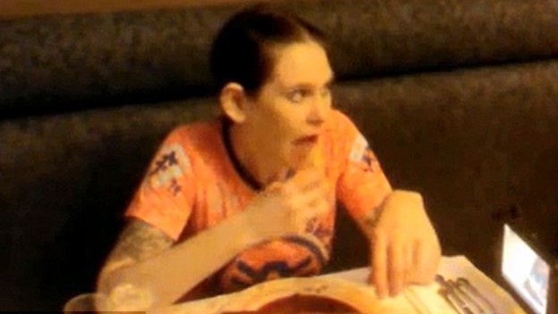 不足3分鐘狂吞4斤牛排！美國(guó)女大胃王刷新世界紀(jì)錄