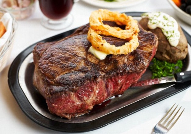 不足3分鐘狂吞4斤牛排!美國女大胃王刷新世界紀(jì)錄