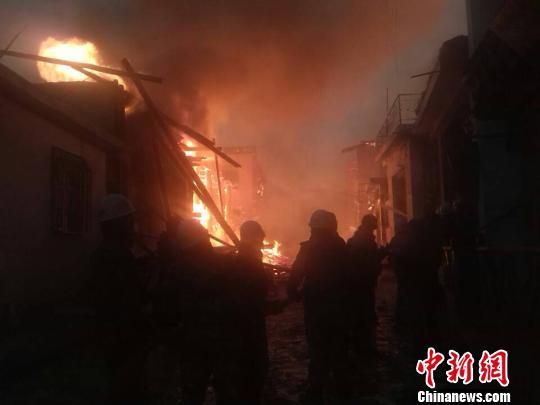 云南香格里拉獨克宗古城突發大火 仍在撲救中
