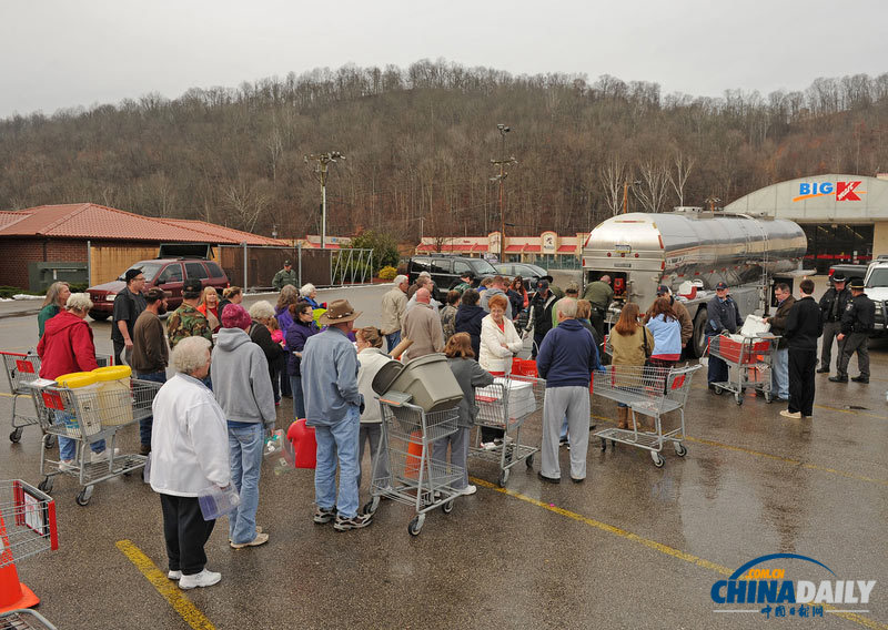 美化學物質外泄污染河流致30萬人斷水 引發搶購潮