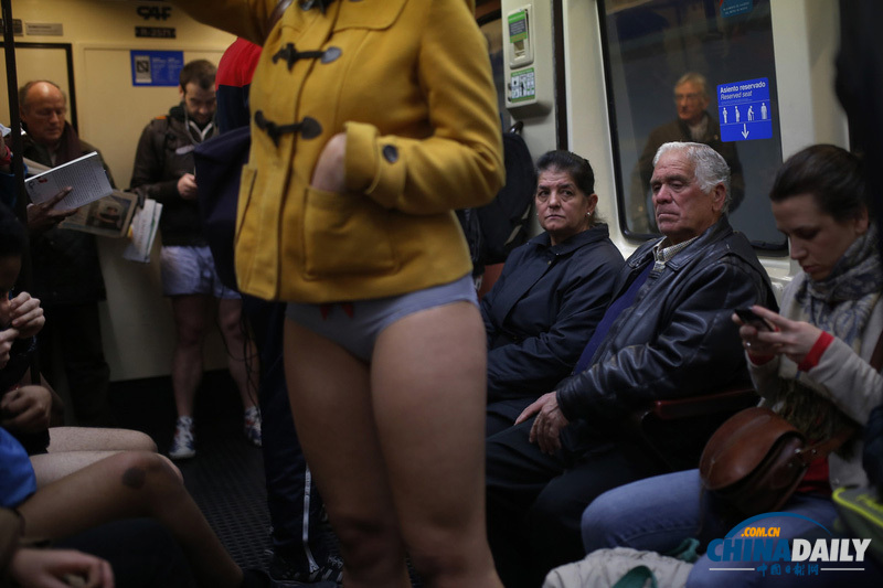 外國男女地鐵內寬衣解帶慶祝“無褲日” 遭偷拍