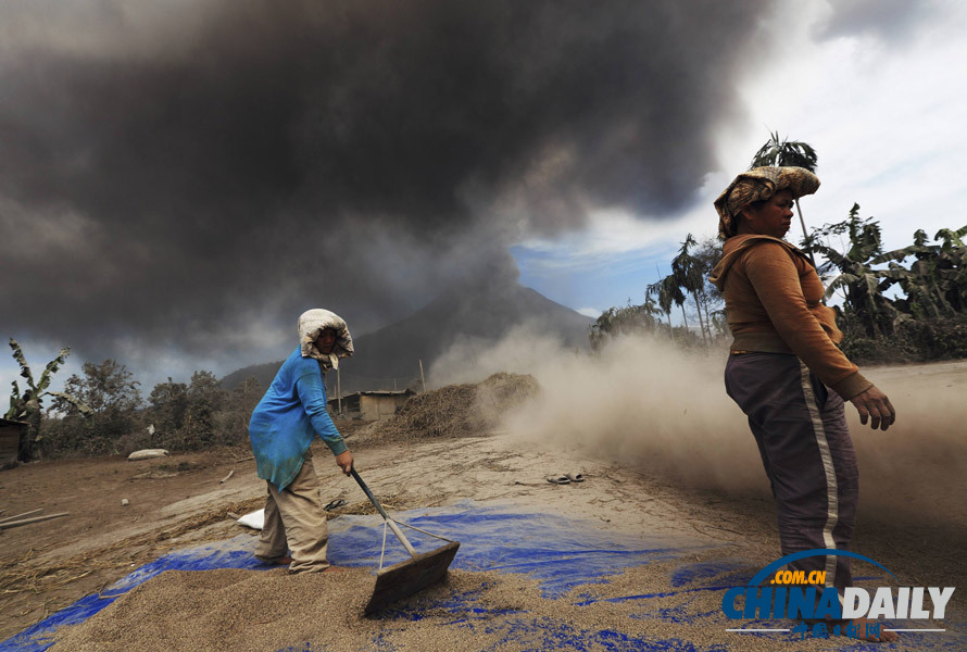 組圖:印尼錫納朋火山持續噴發 煙塵滾滾遮天蔽日