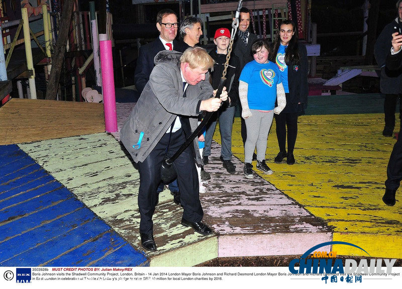 倫敦市長難改老頑童本色 視察工作時蕩秋千好開心