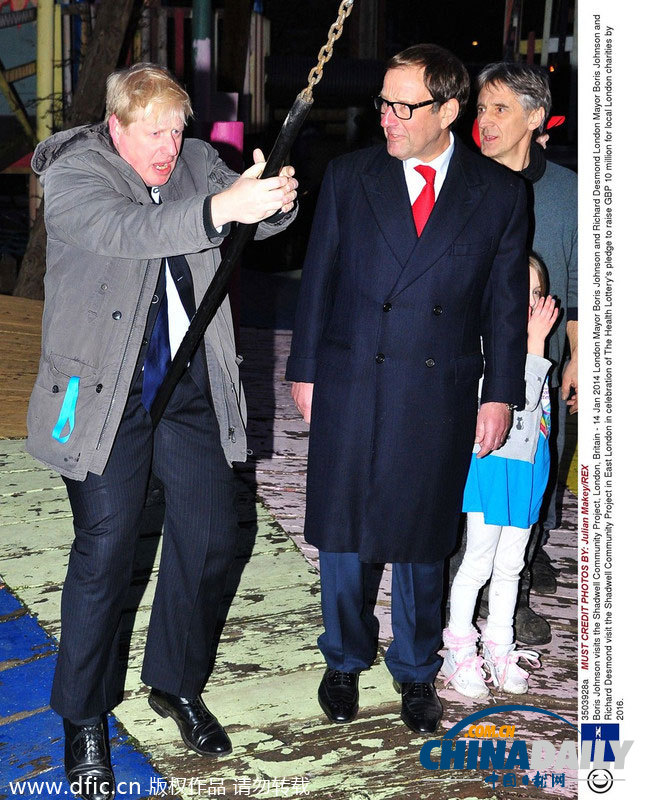 倫敦市長(zhǎng)難改老頑童本色 視察工作時(shí)蕩秋千好開(kāi)心