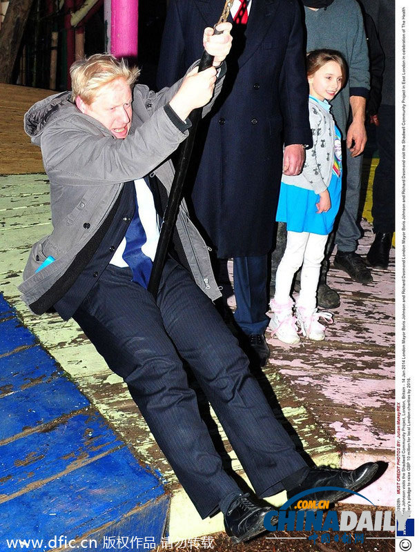 倫敦市長難改老頑童本色 視察工作時蕩秋千好開心