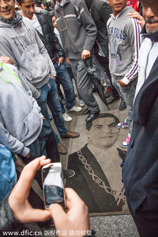 突尼斯“茉莉花”革命三周年 民眾踩踏前總統(tǒng)畫像慶祝