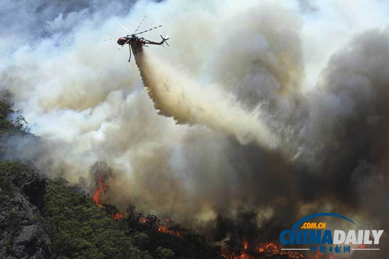 澳大利亞持續高溫引發巨大山火 當地居民撤離