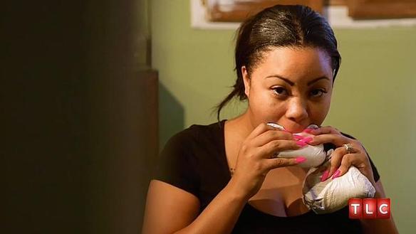 美國(guó)女子怪癖令人咋舌：喜愛咀嚼用過(guò)的尿片