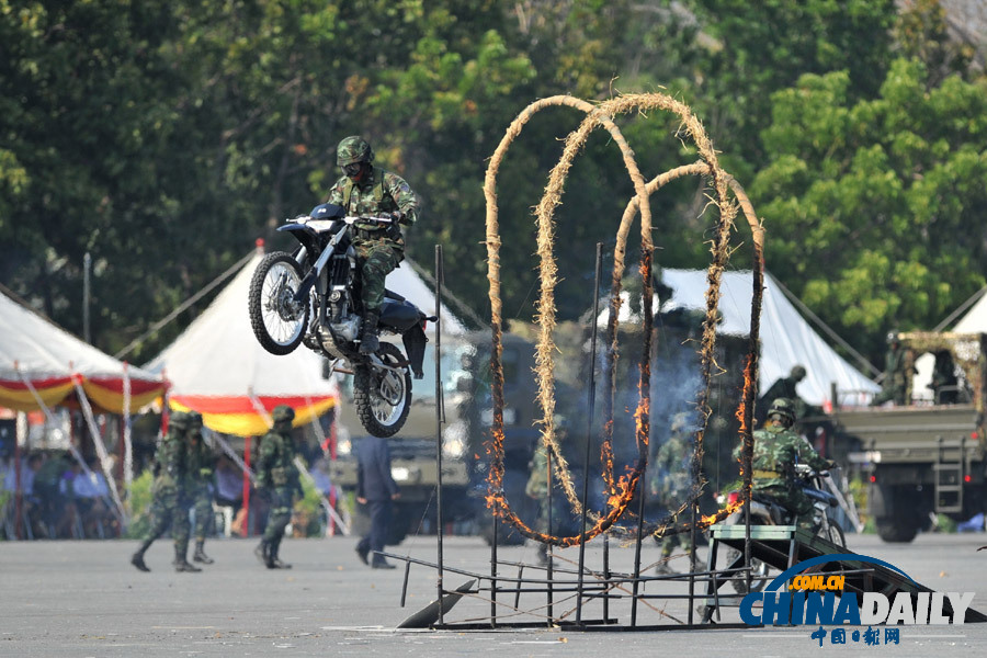 泰國舉行閱兵式慶祝“建軍節”